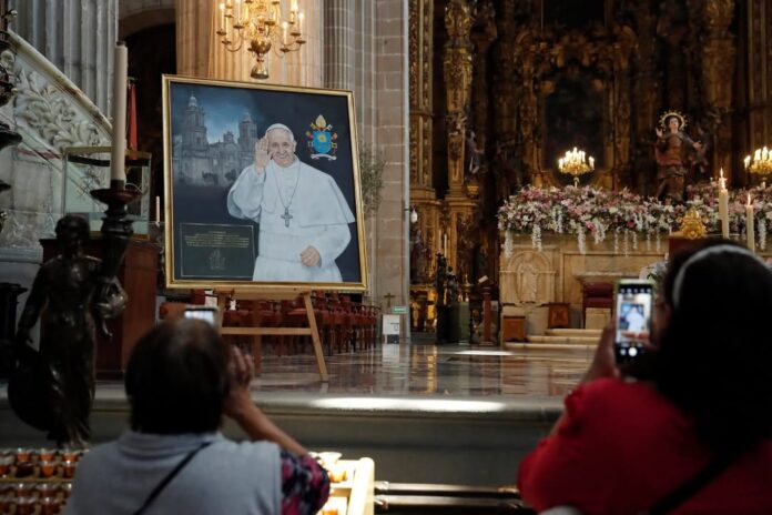 EnlaCatedralMetropolitanadelaCiudaddeMxicoseoficializunamisaenmemoriadelpapaFrancisco.EFEMsenlopezdoriga.com