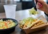 Taco Bell retira lechuga por brote de ciclosporiasis en EU; México emite alerta para viajeros