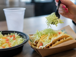 Taco Bell retira lechuga por brote de ciclosporiasis en EU; México emite alerta para viajeros
