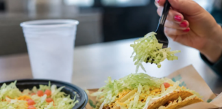 Taco Bell retira lechuga por brote de ciclosporiasis en EU; México emite alerta para viajeros
