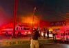 Incendio consume bodegas de supermercado en Monterrey
