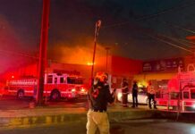 Incendio consume bodegas de supermercado en Monterrey