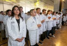 Inician jóvenes su camino profesional con la investidura de batas