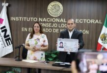 Presenta INE nuevo modelo de credencial para votar