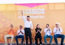 Samuel García y Mariana Rodríguez entregan tarjetas de ayudamos a las mujeres en García