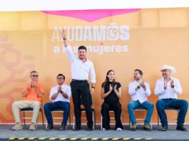 Samuel García y Mariana Rodríguez entregan tarjetas de ayudamos a las mujeres en García
