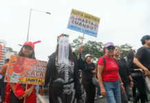 Miles marchan en Guadalajara por agua contaminada
