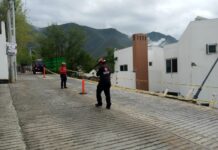 Cierran carril en Santa Anita por socavón y derrumbe de barda en Monterrey